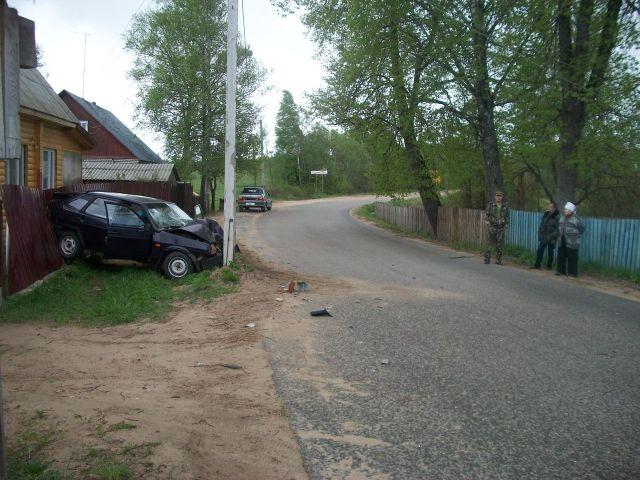 В Тверской области пьяная автоледи застряла между забором и столбом